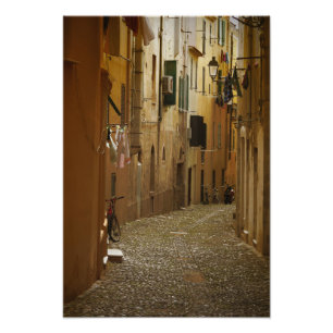 Foto Callejón oscuro en Nápoles, Italia