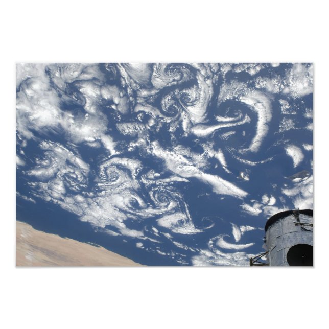 Foto Calles vórtice de la nube frente a la costa (Frente)