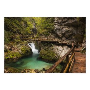Foto Calzada de madera a través del barranco de la
