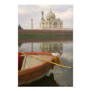 Foto Canoa en el agua con Taj Mahal, Agra, India