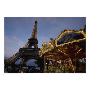 Foto Carrusel junto a la Torre Eiffel por la noche,