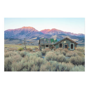 Foto Casa abandonada con paisaje montañoso