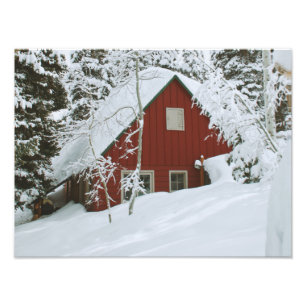 Foto Casa Roja Profunda Nieve Invernal en el Bosque