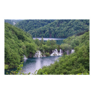 Foto Cascada de cascada con bosque verde en Croacia
