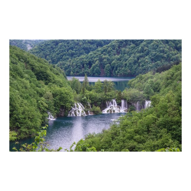Foto Cascada de cascada con bosque verde en Croacia (Frente)