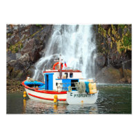 Cascada y barco