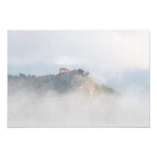Foto Castillo arbolado rodeado de nubes
