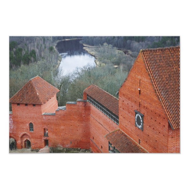 Foto Castillo de Turaida por el río Gauja, Sigulda, Let (Frente)