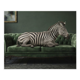 Foto Cebra elegante en sofá de terciopelo verde