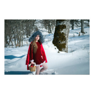 Foto Chica con manzanas en la nieve