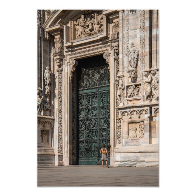 Foto Chica de la puerta del Duomo (Frente)