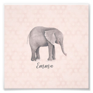 Foto Chica elefante con fondo geométrico rosado