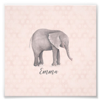 Foto Chica elefante con fondo geométrico rosado