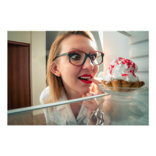 Foto Chica gracioso mirando en refrigerador