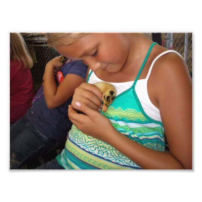 Foto Chica joven sosteniendo pato bebé (Frente)