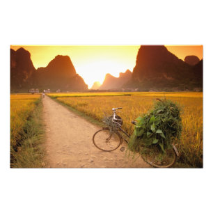 Foto China, Guangxi. Yangzhou, Bicicleta en el campo