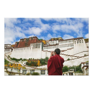 Foto China, Tíbet, Lhasa, monje tibetano con Potala
