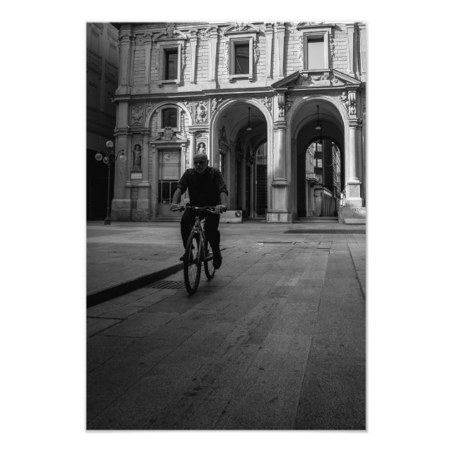 Foto Ciclista de callejón gótico (Frente)