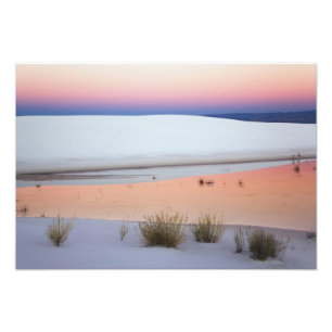 Foto Cielo del crepúsculo reflejado en charco de agua d