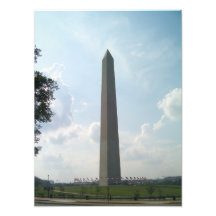 Cielo nublado y monumento a Washington