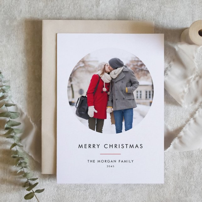 Foto circular Minimalista rojo Feliz Navidad (Customizable photo Christmas card featuring modern typography and circle layout.  )