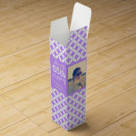 Foto circular nombre caja de vino púrpura de 55 añ<br><div class="desc">Lílago mono-violeta moderno y caja de vinos blanca de estilo circular. Personalice con el nombre del destinatario,  el año de cumpleaños y la elección de dos fotos. Actualmente se lee feliz año 55 de cumpleaños Charlie Vintage. Diseñado por Sarah Trett.</div>
