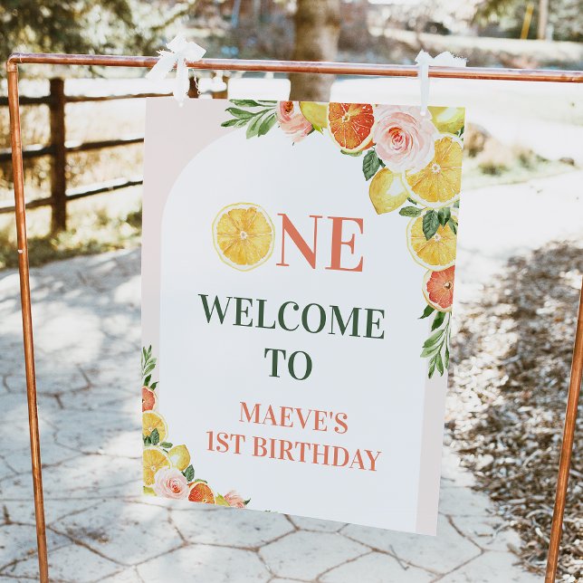 Foto Citrus Nuestro principal apretón de bienvenida de  (Citrus or our main squeeze is turning one 1st birthday welcome sign with arch, oranges and lemons.)