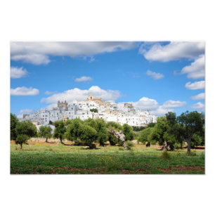 Foto Ciudad blanca Ostuni con los olivos, impresión de