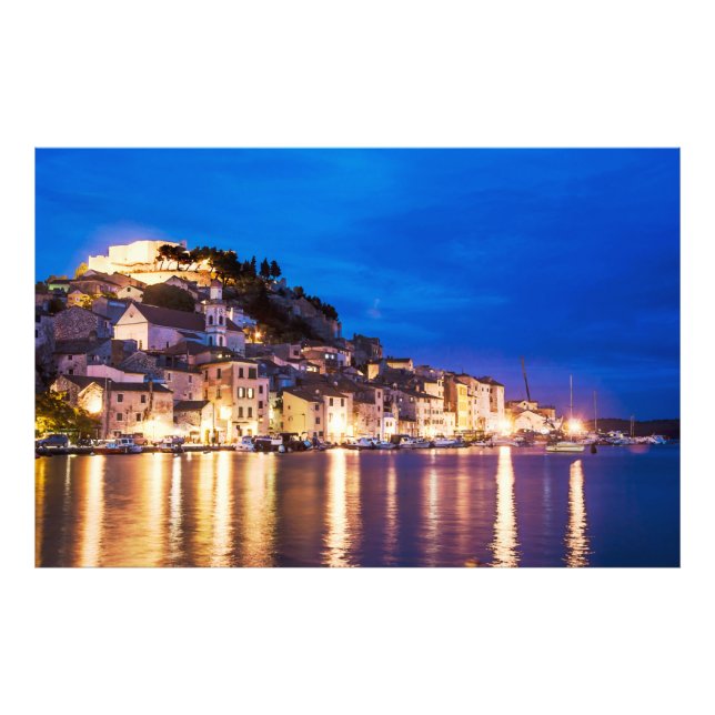 Foto Ciudad croata de Sibenik de noche (Frente)