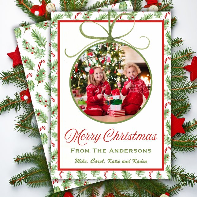 Foto clásica de ornamento de Navidad rojo y verde (Classic Red & Green Christmas Ornament Photo Holiday Card)