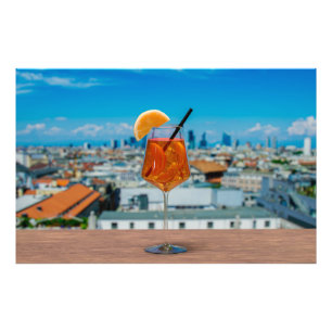 Foto Cóctel Spritz en una mesa con vistas a Milán
