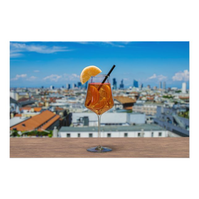 Foto Cóctel Spritz en una mesa con vistas a Milán (Frente)