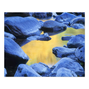 Foto Colores de otoño reflejados en una piscina vadeabl