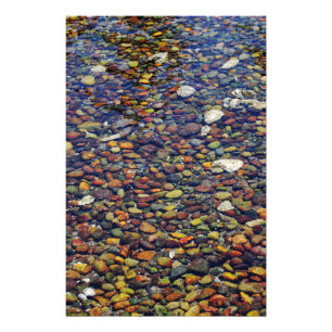 Foto Coloridas piedras en el canal Hood