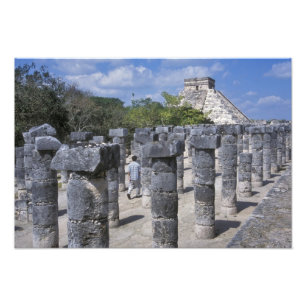 Foto Columnas de piedra antigua en Chichén Itza. Centra