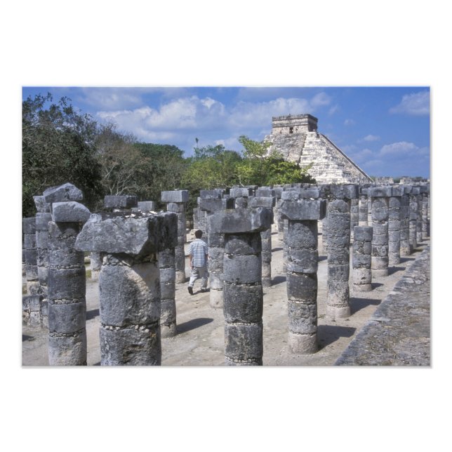 Foto Columnas de piedra antiguas en Chichen Itza. Centr (Frente)