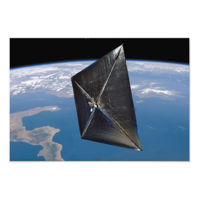 Foto Concepto artístico de NanoSail-D en el espacio (Frente)
