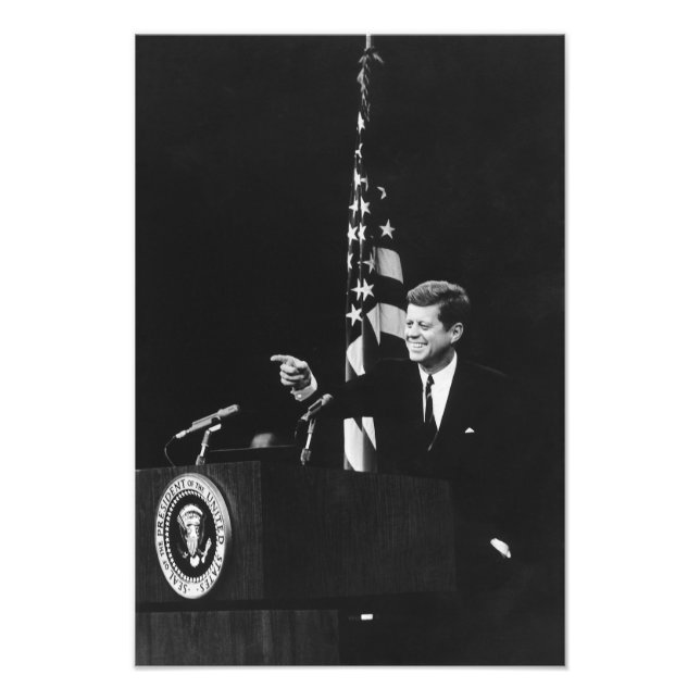 Foto Conferencia de John Kennedy 35° Presidente de los  (Frente)