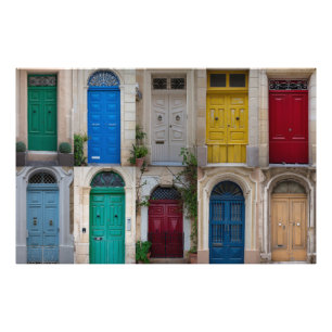 Foto Conjunto de coloridas puertas delanteras en Malta