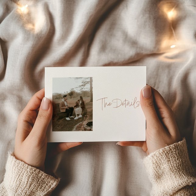 Foto contemporánea La tarjeta de gabinete de detal (Photo wedding details card with modern script and classic information layout.)