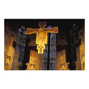 Foto Crucifijo sobre el altar mayor en la Santa