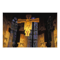 Crucifijo sobre el altar mayor en la Santa