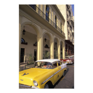 Foto Cuba, La Habana. El colorido Chevy de los años 50