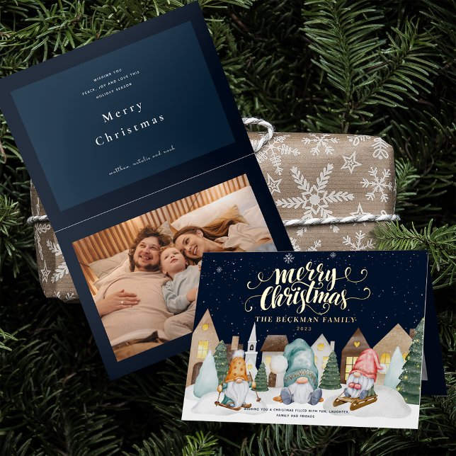 Foto Cute Gnomes Winter Snow Merry Christmas (Photo Cute Gnomes Winter Snow Merry Christmas Foil Holiday Card)