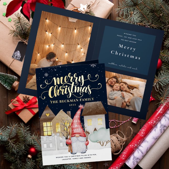 Foto Cute Gnomes Winter Snow Merry Christmas (Photo Cute Gnomes Winter Snow Merry Christmas Foil Holiday Card)