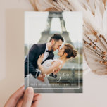 foto de agradecimiento de boda de marco blanco<br><div class="desc">Una moderna tarjeta fotográfica boda con una maravillosa imagen de las recién casadas y un marco blanco clásico. Agrega un mensaje personal de agradecimiento y puedes subir tu propia foto de boda.</div>