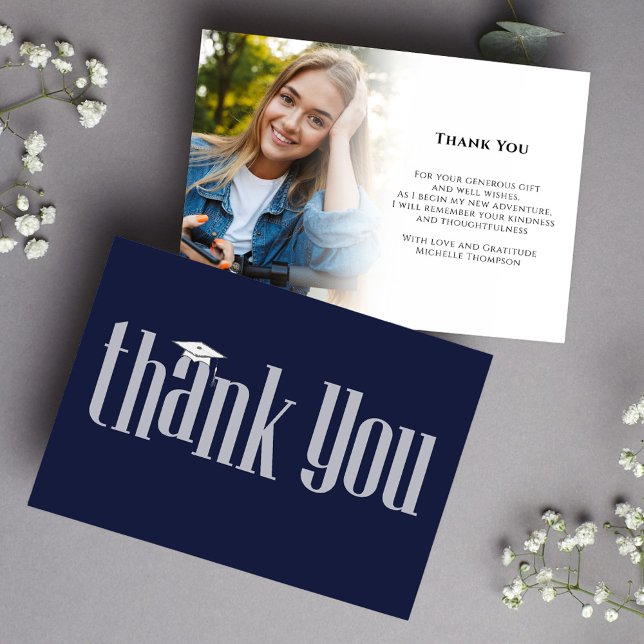 Foto de agradecimiento de graduado azul marino mod (Graduation thank you card with navy blue and white modern-style typography. )