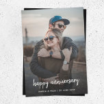 Foto de aniversario | Tarjeta moderna de diseño<br><div class="desc">Fotografía personalizado sencilla y elegante, tarjeta Happy Aniversario con tipografía de escritura manuscrita minimalista moderna y un gradiente negro sencillo. La foto y el texto pueden ser fácilmente personalizados para un diseño tan único como tu esposo especial, esposa, pareja o para una pareja feliz! La imagen que se muestra es...</div>