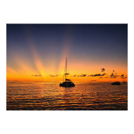 Foto de barco a vela al atardecer en el Caribe en