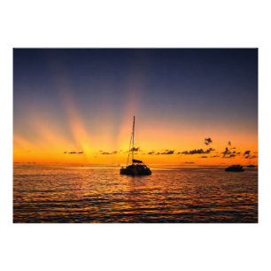 Foto de barco a vela al atardecer en el Caribe en